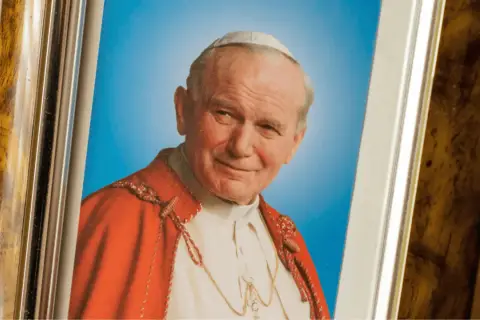 Portret Papieża Jana Pawła II w ozdobnej ramie. Kto zagrał papieża Jana Pawła II w filmie?