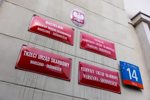 Tablice urzędów skarbowych w Warszawie. Zastanawiasz się, ile trzeba zarobić netto, aby przekroczyć próg podatkowy?