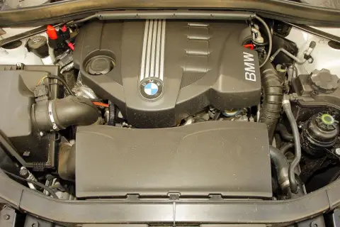Silnik BMW X1 E84 z widocznym logo BMW i elementami układu dolotowego.