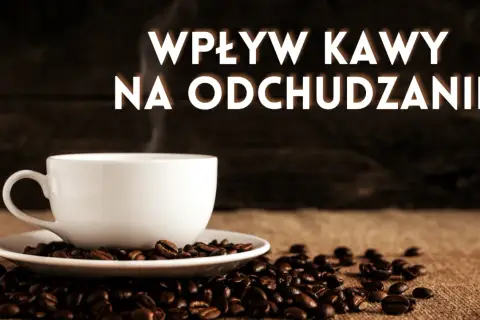 Biała filiżanka kawy na ziarnach kawy. Napis: "Wpływ kawy na odchudzanie". Czy dieta kawowa pomoże Ci schudnąć?