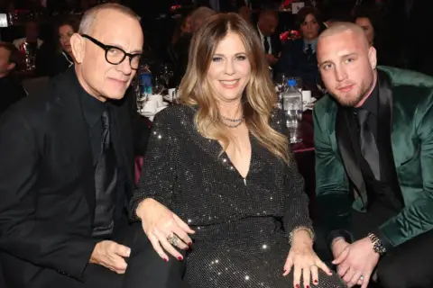 Tom Hanks z żoną Ritą Wilson i synem Chesleyem. Ile dzieci ma Tom Hanks? Czworo.