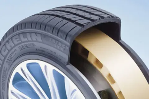 Przekrój opony Michelin z żółtym wzmocnieniem, zapewniającym jazdę typu runflat.