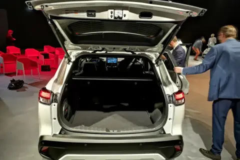 Otwarty bagażnik białej Toyoty Corolla Cross. Wnętrze przestronne, idealne na podróż. Poznaj dokładne toyota corolla cross wymiary.