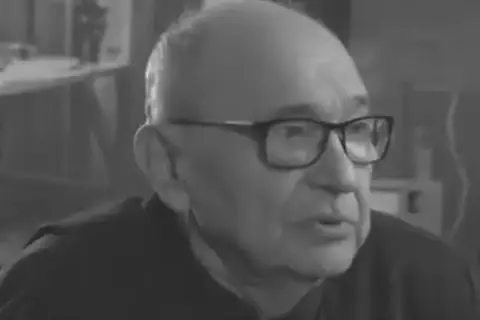 Starszy mężczyzna w okularach, Stanisław Lenartowicz, opowiada o swoich filmach.