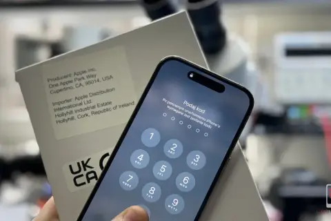 iPhone 15 zablokowany po wymianie baterii. Sprawdzamy, ile kosztuje wymiana baterii w iPhone 15.