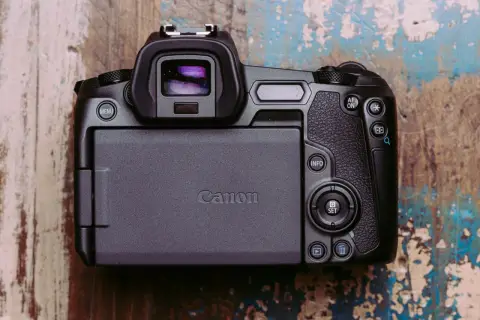 Tył aparatu Canon R, gotowy do testów. Widoczny ekran, wizjer i przyciski sterujące.