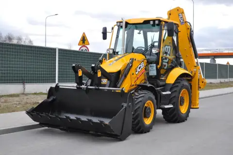 Nowa koparko ładowarka JCB 3CX Plus gotowa do pracy. Potężna maszyna budowlana z szeroką łyżką i solidnym ramieniem.