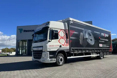 Biała ciężarówka DAF z naczepą reklamującą części samochodowe Maxgear. Długość tej ciężarówki to ok. 13,6 metra.