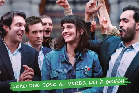Un gruppo di persone festeggia, con una donna al centro che sorride. Le recensioni per "un anno difficile" potrebbero essere positive, dato l'entusiasmo.