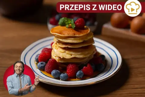Pyszne pancakes z malinami i borówkami, idealne na śniadanie. Poznaj nasz pan cake przepis!