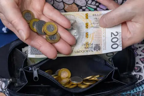 Dłonie wkładają do portmonetki 200 zł i garść monet. Czy to wystarczy na rentę bez lat pracy?