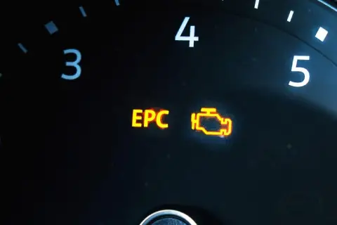 Leuchtende EPC-Kontrollleuchte im Auto-Kombiinstrument. Ein gelbes Symbol eines Motors und die Buchstaben "EPC" deuten auf mögliche Probleme hin, die die EPC-Reparaturkosten beeinflussen.