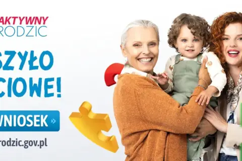 Ruszyło babciowe! Złóż wniosek na aktywyjrodzic.gov.pl. Uśmiechnięta rodzina z dzieckiem i puzzle.
