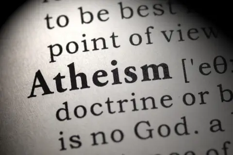 Słowo "Atheism" (ateizm) w słowniku. Ateista to ktoś, kto nie wierzy w Boga.