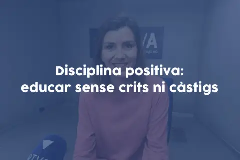 Mujer sonriente habla sobre disciplina positiva: educar sin gritos ni castigos.