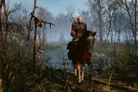 Geralt na koniu przemierza mglisty bór, szukając tropów w nowym dodatku Wiedźmin 3.