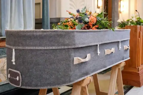 Kremacja z trumną czy bez - co warto wiedzieć przed wyborem?