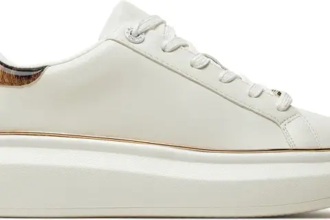 Białe sneakersy Aldo z futrzanym akcentem i złotą lamówką. Stylowe, wygodne i modne.
