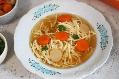 Aksamitny rosół z kaczki z makaronem nitki, marchewką i natką pietruszki. Idealny na chłodne dni.