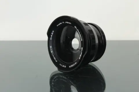 Czarny obiektyw rybie oko Sunagor 0.42x, wyprodukowany w Japonii, z napisem "Super Wider Semi Fish-Eye".