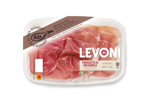 Plastikowe opakowanie z plastrami Prosciutto di San Daniele. Delikatne, różowe mięso z widocznym tłuszczem, idealne na włoską przekąskę.