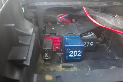 Przekaźniki w skrzynce bezpieczników Audi A4 B6: 395, 202, 219.