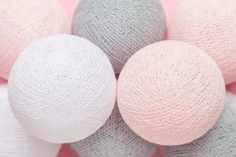 Delikatne, pastelowe kule, jak małe balony, tworzą przytulną lampę ścienną.