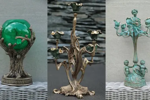 Kunsztowne odlewy: zielona kula w drzewie, świecznik w stylu art nouveau i postać z amorkami.