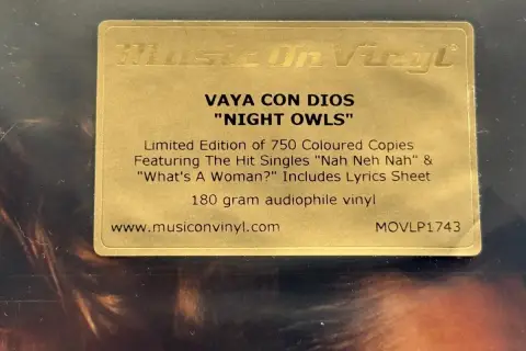 Złota naklejka na płycie Vaya con Dios "Night Owls". Limitowana edycja 750 kolorowych kopii, zawiera hity i arkusz tekstów.