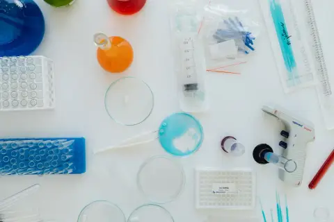 Laboratorium bada kawę i jej wpływ na histaminę. Widoczne probówki, pipety, płytki z oznaczeniem "HISTAMINE" i inne akcesoria laboratoryjne.
