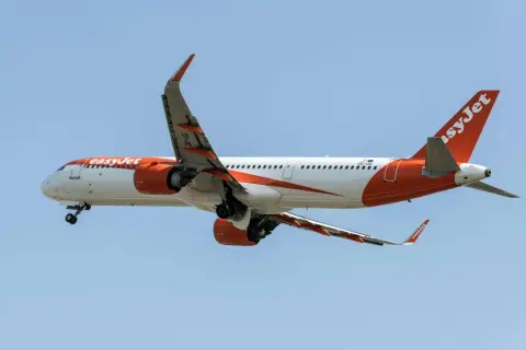 Samolot easyJet w locie. Pamiętaj o easyjet wymiary bagażu podręcznego przed podróżą.