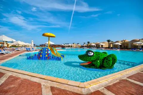 Piękna pogoda w Egipcie, Marsa Alam. Basen z zabawną żabą i zjeżdżalnią czeka na gości.