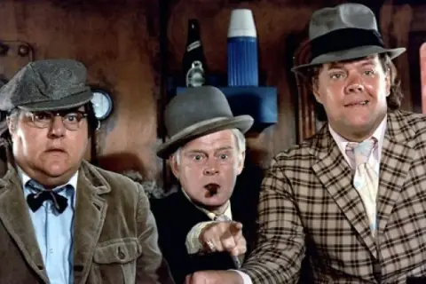 Gang Olsena obsada: Egon, Benny i Kjeld w swoich charakterystycznych strojach.