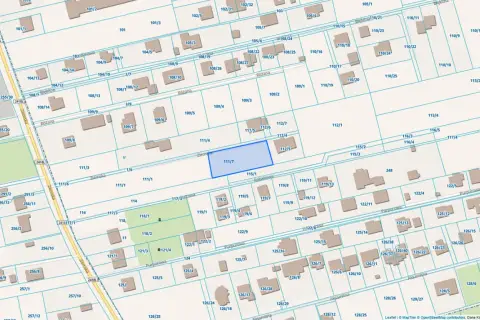 Mapa ewidencyjna z zaznaczonymi działkami, w tym niebieską ramką działką 111/7. Jak sprawdzić granice działki? Sprawdź numer działki na mapie.
