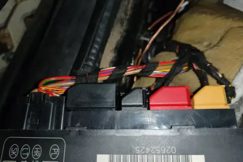Wiązka przewodów przy module komfortu. Problem z centralny zamek nie zamyka drzwi z pilota? Może tu tkwi przyczyna.