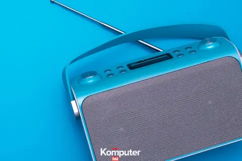 Turkusowe radio z anteną, gotowe do odbioru ulubionych stacji w jakości dab+.