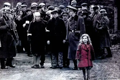 Dziewczynka w czerwonym płaszczu na tle sceny z filmu "Lista Schindlera" z obsadą.