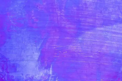 Abstrakte Textur mit Pinselstrichen, die ein schönes lila mischen zeigen.