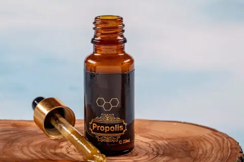 Krople propolisu w buteleczce z pipetką. Dowiedz się, jak stosować propolis na jelita, by wesprzeć swoje zdrowie.