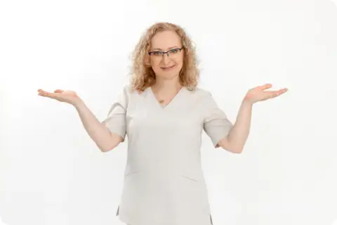 Kobieta w okularach i jasnym uniformie medycznym z otwartymi dłońmi.