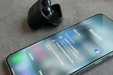 Jak połączyć słuchawki bezprzewodowe Huawei z telefonem? Na ekranie telefonu widać menu Bluetooth z podłączonymi słuchawkami HUAWEI FreeBuds SE 3.