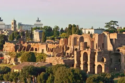Ruines antiques à Rome, vestiges du Circus Maximus, avec le Vittoriano en arrière-plan.