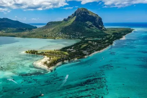 Majestatyczna góra Le Morne Brabant na Mauritiusie, otoczona turkusową wodą i zielenią. Nawet podczas mauritius pora deszczowa, krajobraz zachwyca.