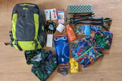 Plecak, kijki trekkingowe, bidon, apteczka, powerbank i ubrania – wszystko, co potrzebne, by wiedzieć, jak spakować plecak w góry.