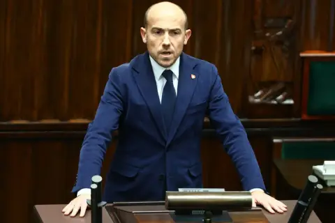 Borys Budka, polityk, przemawia w sejmie. Jego wiek nie jest widoczny, ale jego postawa sugeruje doświadczenie.