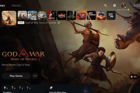 Nowy God of War: Sons of Sparta na ekranie PS5. Dwóch wojowników walczy z potworem.