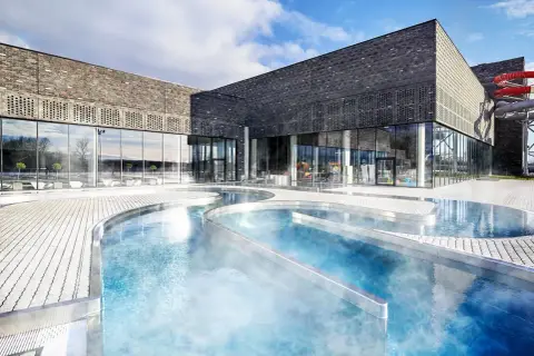 Nowe Termy Warmińskie zachwycają nowoczesną architekturą i basenami z parującą wodą. Warto sprawdzić opinie przed wizytą!