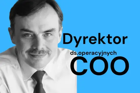 Uśmiechnięty mężczyzna z wąsami, dyrektor ds. operacyjnych, czyli COO, w białej koszuli i krawacie.