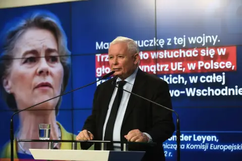 Jarosław Kaczyński przemawia, na ekranie Ursula von der Leyen. Czy Konfederacja ma tajny plan na wyprowadzenie Polski ze strefy wpływów Brukseli?