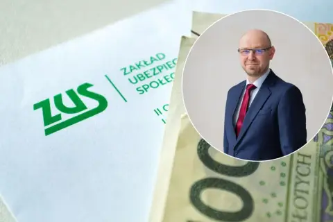Mężczyzna w garniturze obok dokumentów ZUS i banknotów. Może to być oligofrenopedagog omawiający świadczenia.